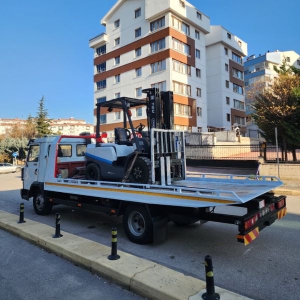 Yenikent forklift kiralama fiyatları için sahada çalışan forklift makinesi